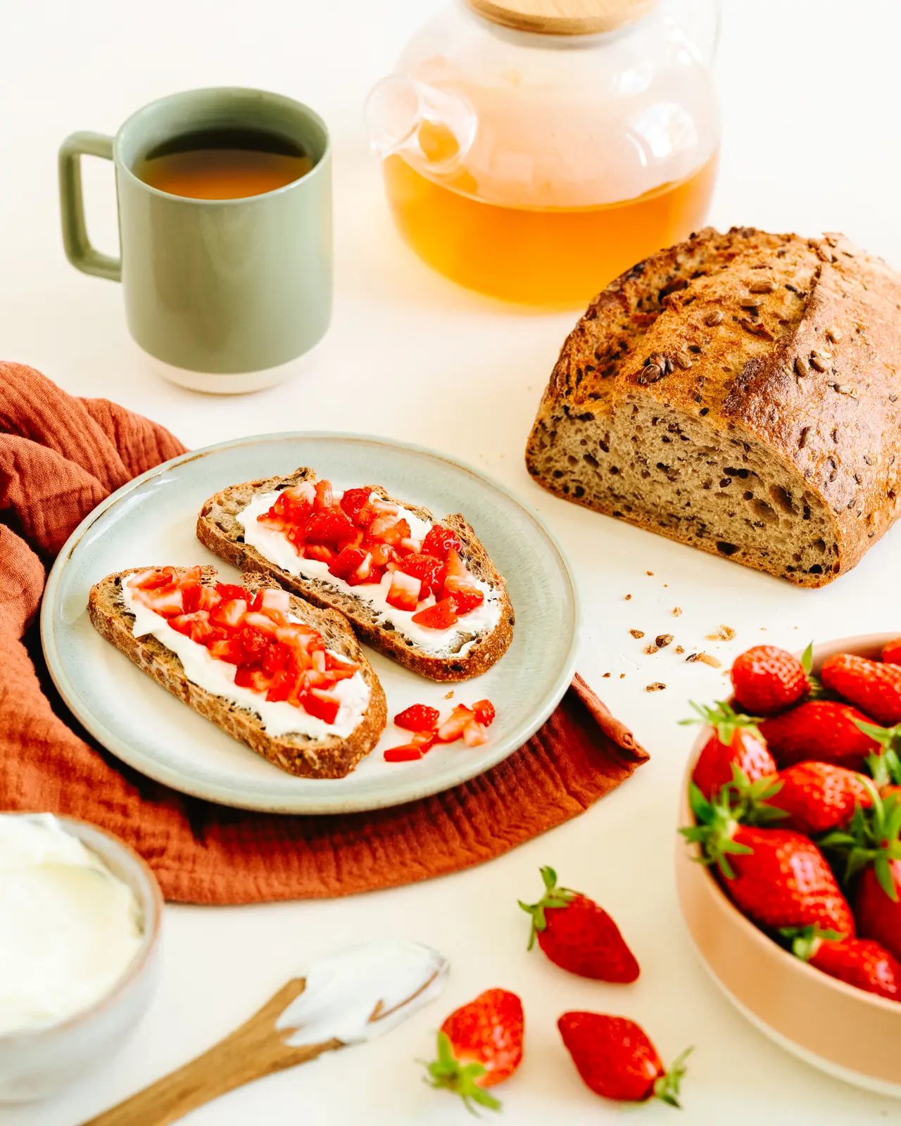 Photo d'ambiance culinaire, petit déjeuner aux fraises et pain pour Biofournil