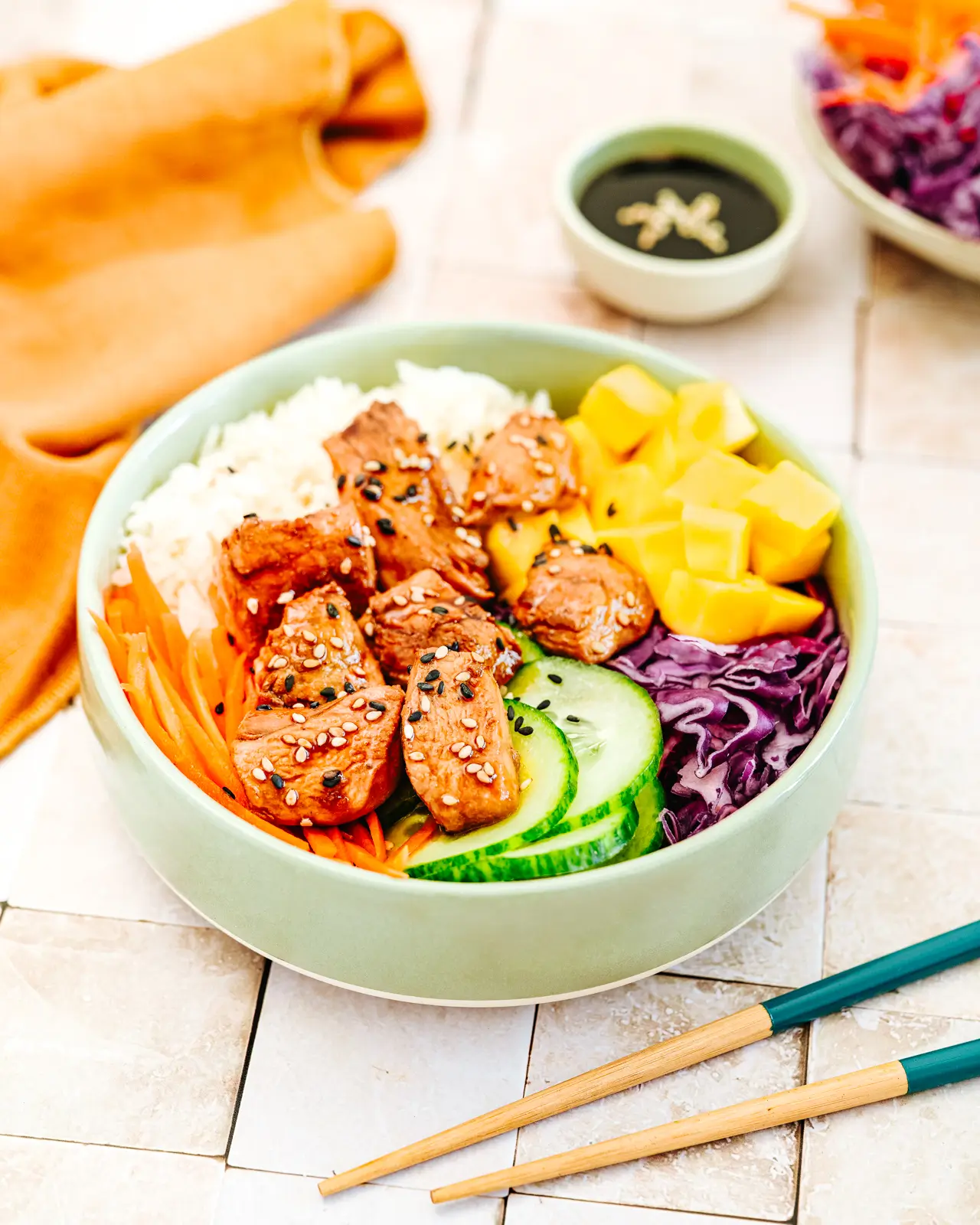 Photo recette d'un poke bowl au poulet, concombre, choux rouge, mangue et carottes