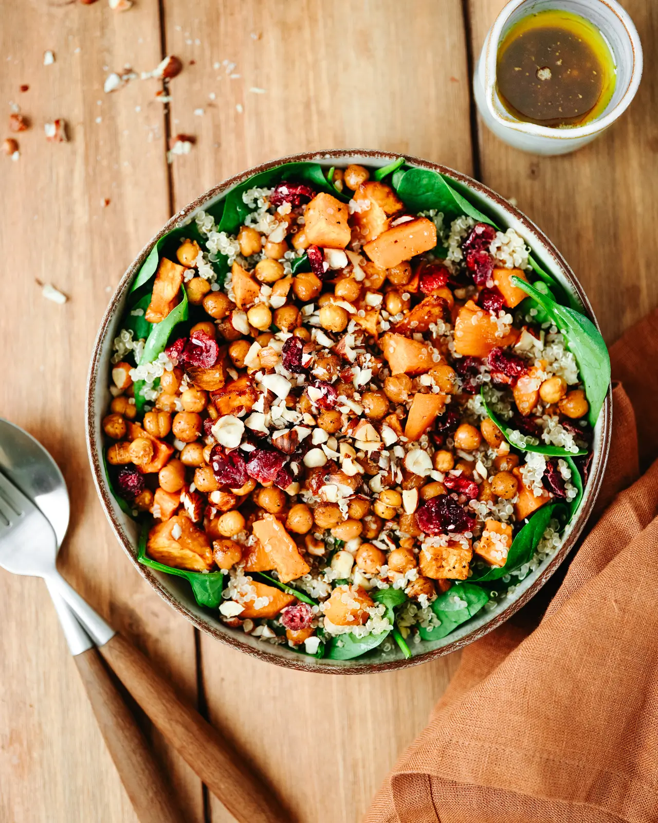 Recette de salade d'automne vegan à la patate douce, epinards, quinoa et noisettes