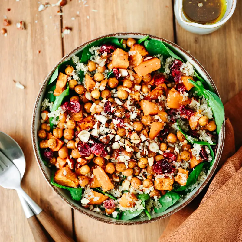 Salade d'automne à la patate douce, epinards, quinoa et noisettes