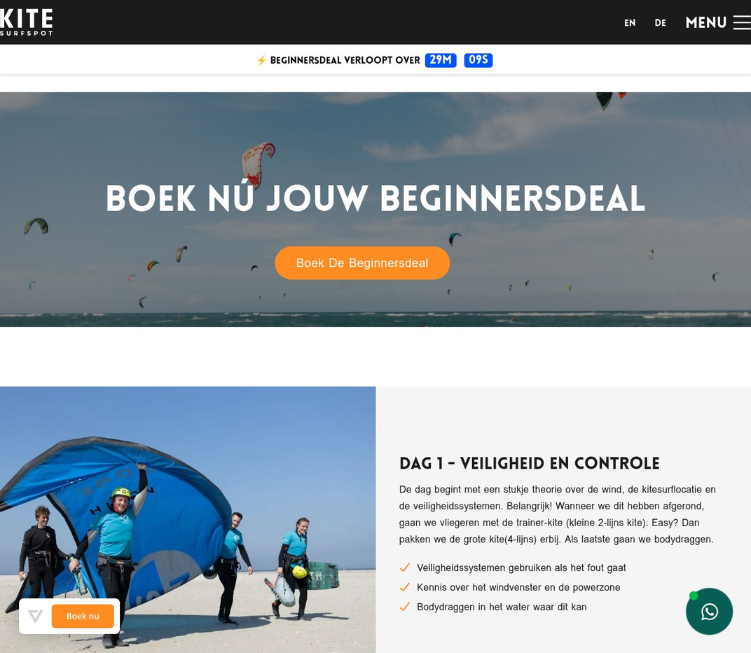 Gruppe von Kitesurfern am Strand des Zandmotors bei Scheveningen