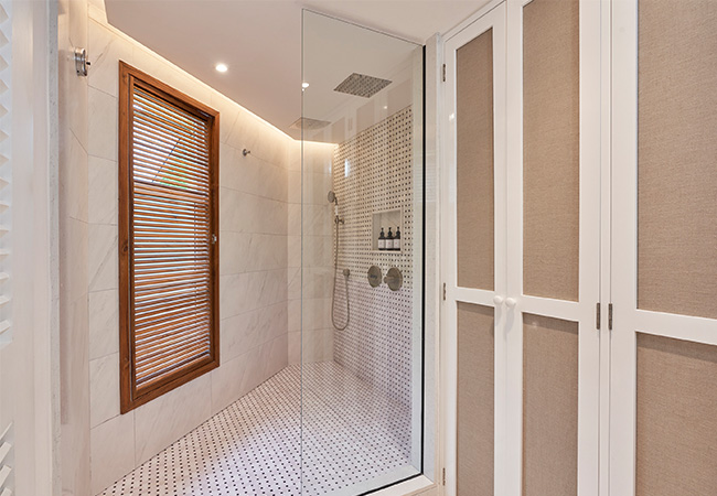 Deluxe Premium bathroom