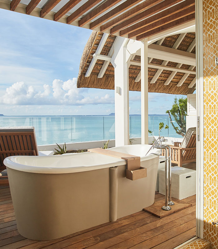 Ocean Junior Suite bath tub view over the lagoon