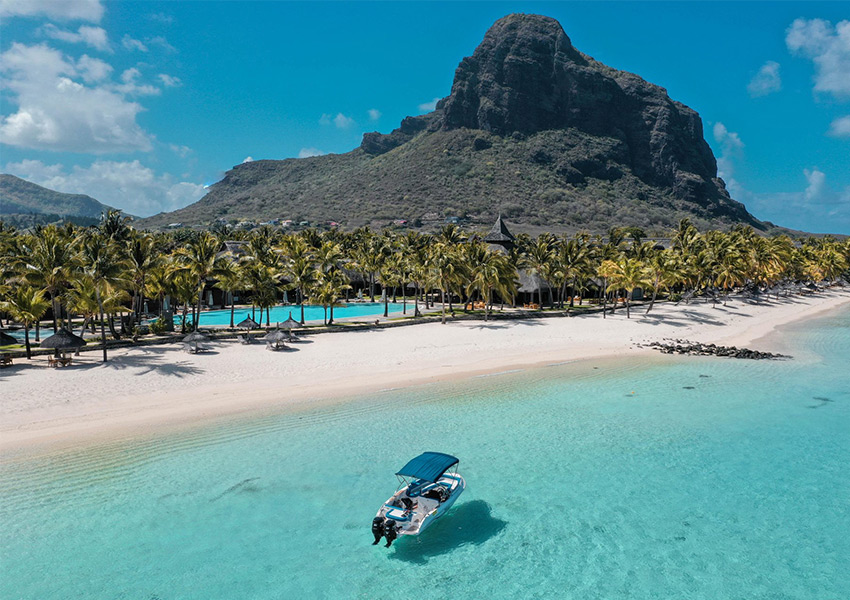 Le Morne beach in front of Paradis Beachcomber.