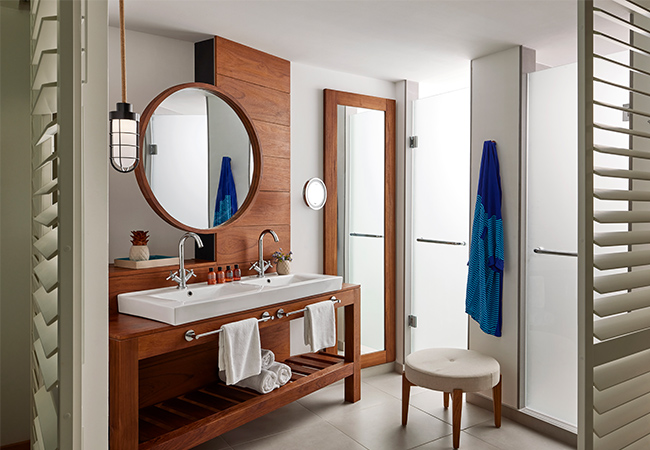 Deluxe Beachfront Room bathroom