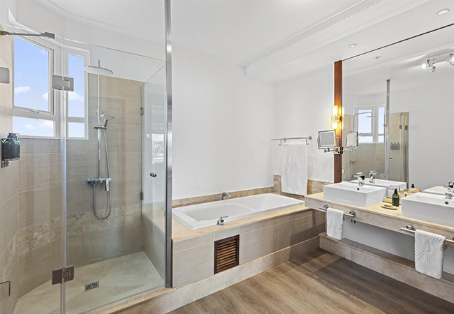 Deluxe Room bathroom
