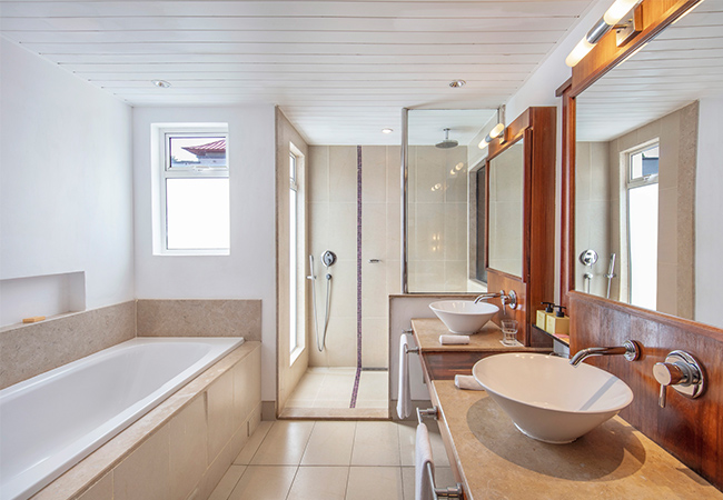 Ocean Superior Room bathroomo