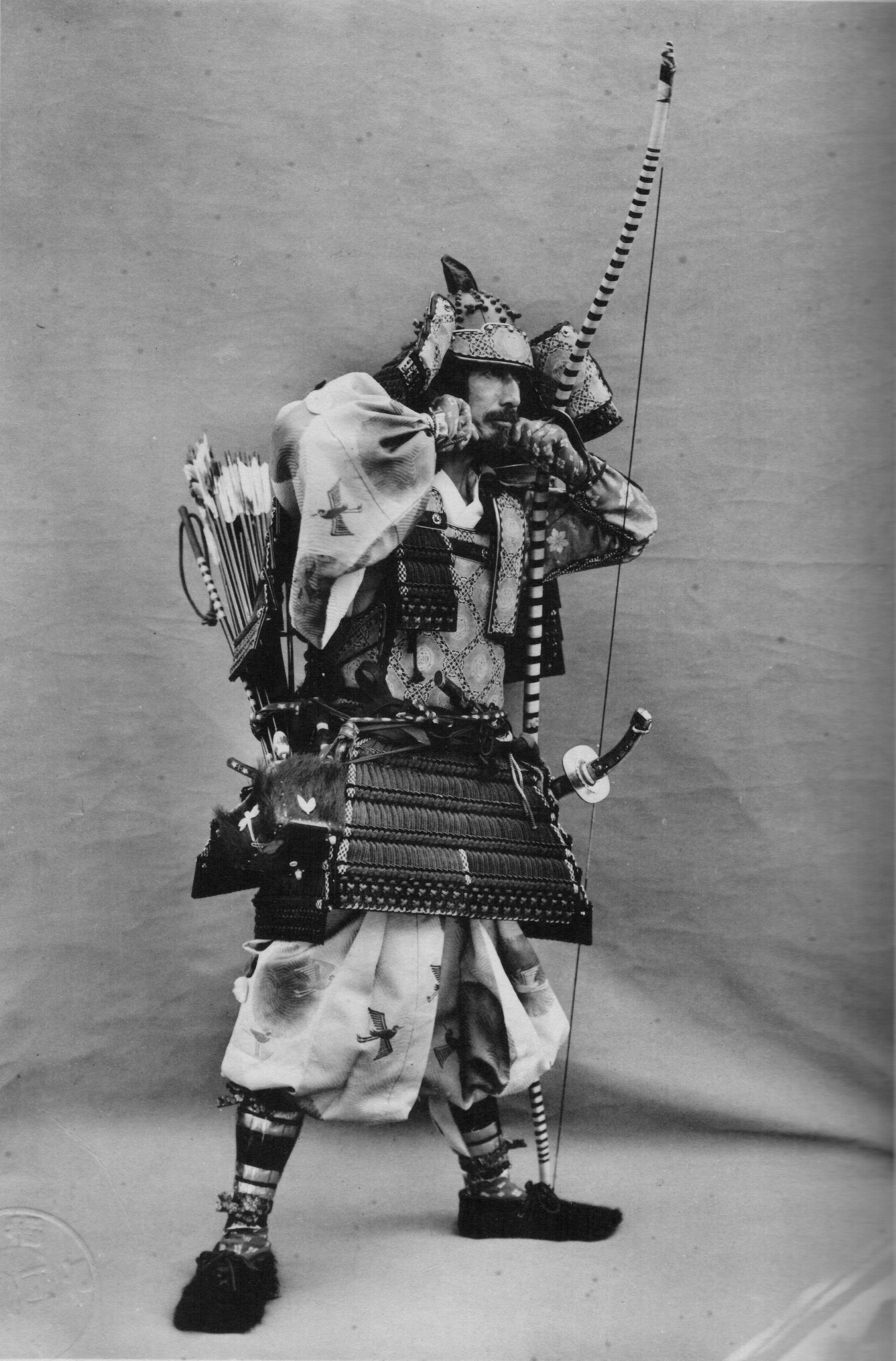 A man wearing a replica of the dark blue threaded Kon'ito-odoshi Ō-yoroi