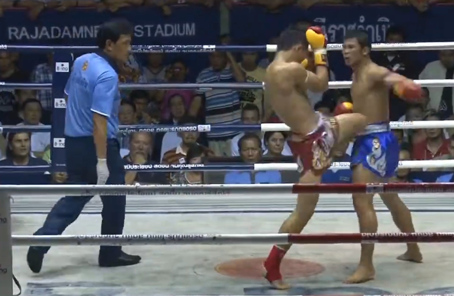 Petchboonchu FA Group knee kick