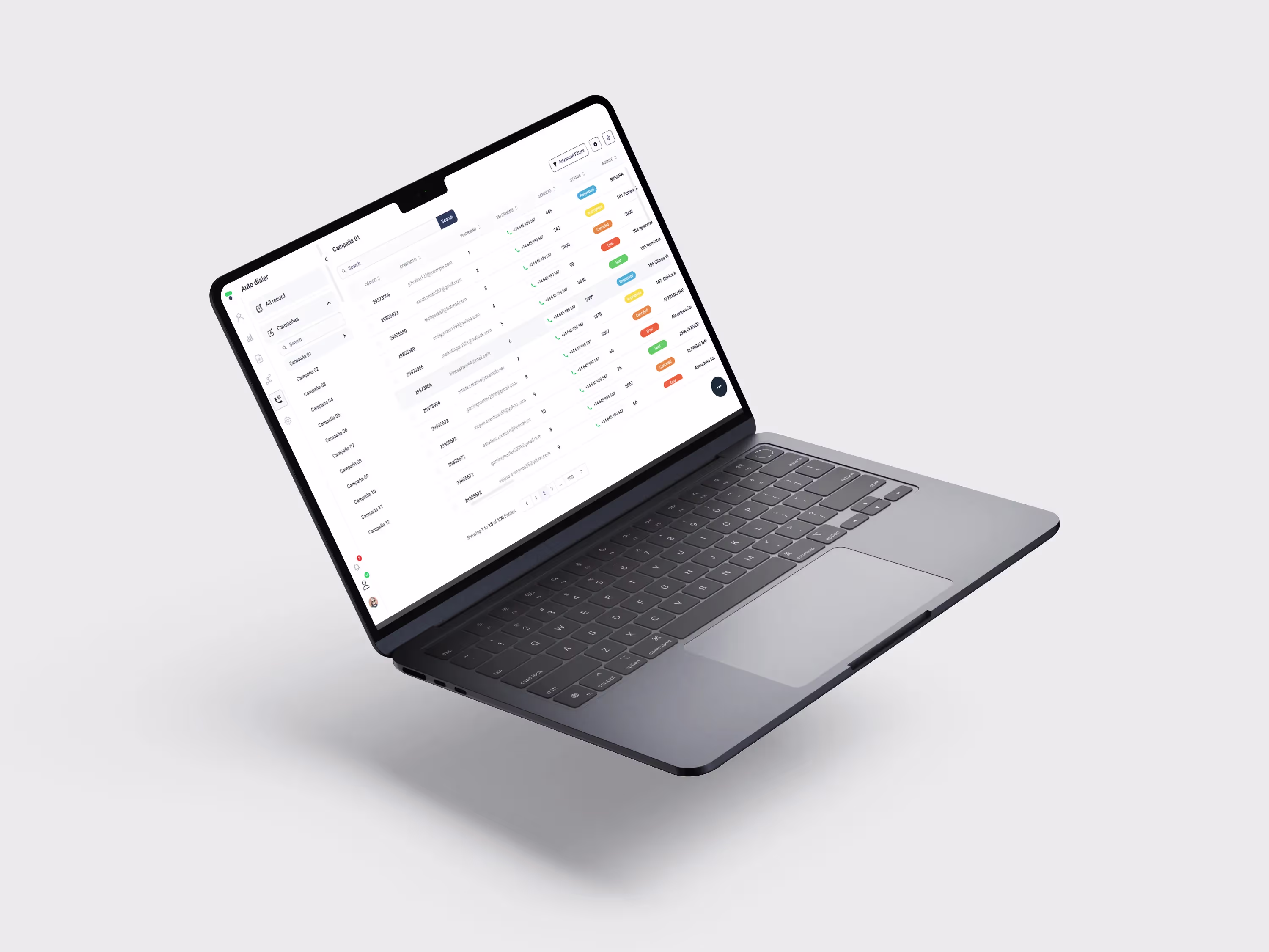 Portátil gris con pantalla que muestra una interfaz de software para gestión de campañas y clientes