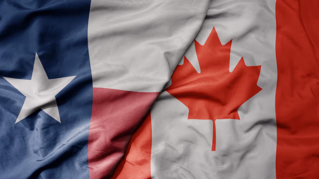 Los inversores canadienses eligen cada vez más Texas para invertir, atraídos por su economía sólida, bajo desempleo, viviendas asequibles y un entorno fiscal favorable. La política conservadora del estado y su postura favorable a los negocios se alinean con sus objetivos de inversión. Además, el programa de visas E-2 ofrece beneficios como visas de cinco años y acceso a los mercados de capitales de EE. UU., lo que incentiva aún más la inversión. Se espera que esta tendencia continúe a medida que Texas promueva activamente la inversión extranjera.