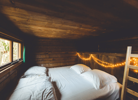 Het queensize bed van de cabin met hot tub
