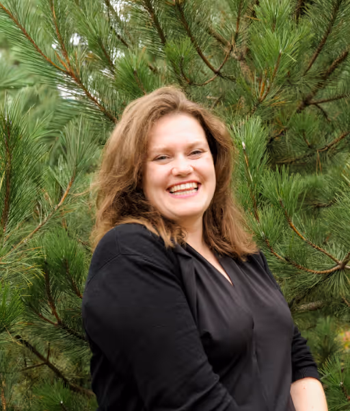 Photo of Julie Bressot, Nutchel's Growth Marketing Manager, who writes about solo trip, weekend with friends, food and the Alsace region