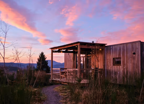 A Nutchel cosy cabin in the evening in autumn, the perfect place for last-minute holidays