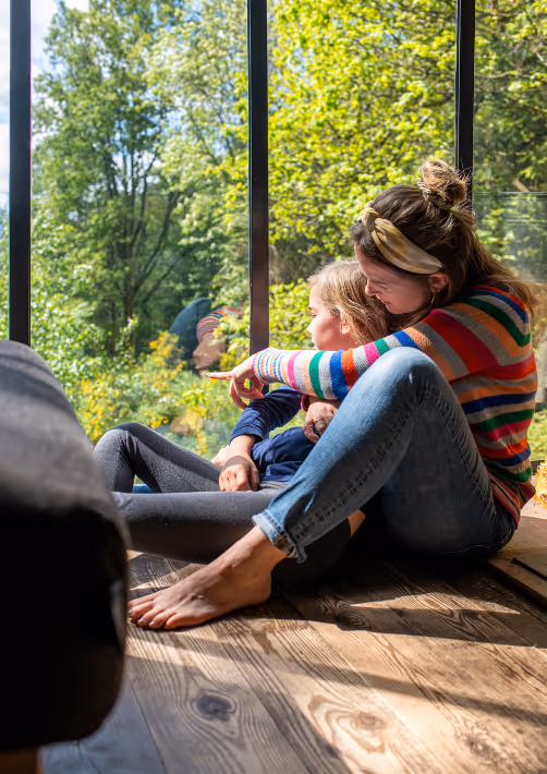 A mom and her daugther during a holiday with kids in a cabin in the woods in the Ardennes