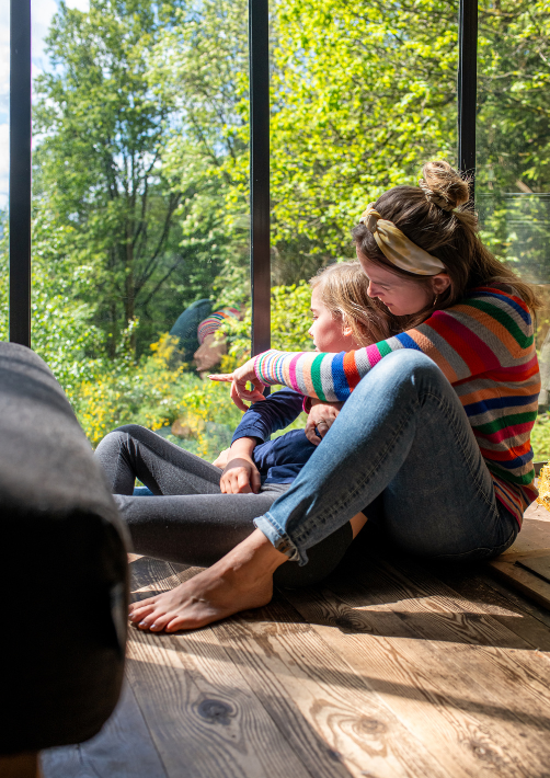 Eine Mutter und ihre Tochter während eines Urlaubs mit Kindern in einer cabin in den Ardennen