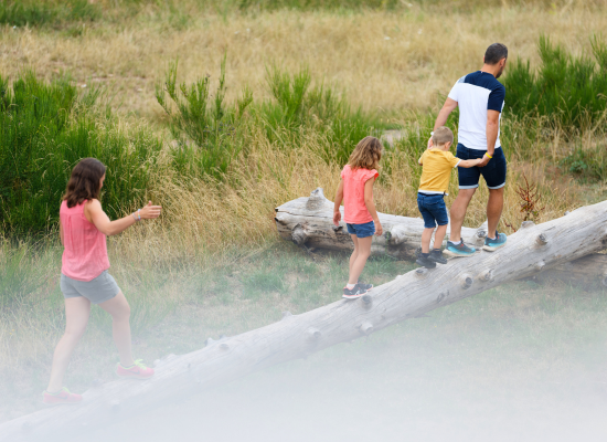 Ein Vater entdeckt das Alsace mit seinen Kindern beim Wandern in der Natur