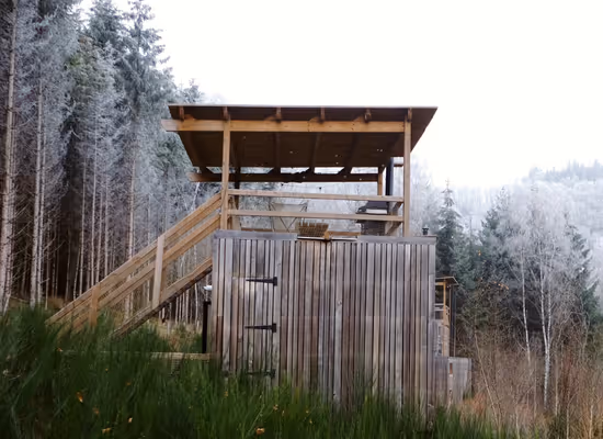 Canopy cabin in the woods in the Ardennes with rooftop terrace and a stunning view on nature, covered with snow