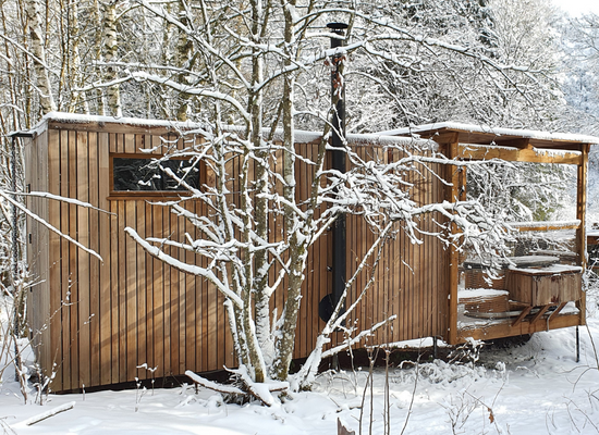 A Sweet Hot Tub cabin in the woods in the Ardennes, covered with snow