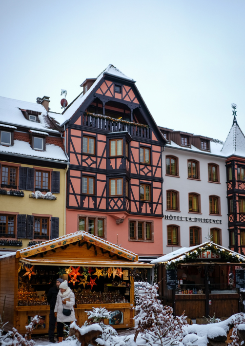 Het verkennen van Elzasser dorpjes onder de sneeuw is een van de meest charmante winteractiviteiten in Alsace.