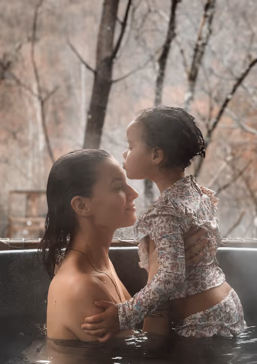 A mother and her daughter enjoying a hot tub session at Nutchel, one of the best winter activities in the Ardennes.