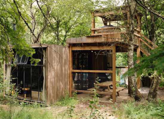Tree Trunk Hot Tub forest cabin with jacuzzi in the Ardennes covered with snow