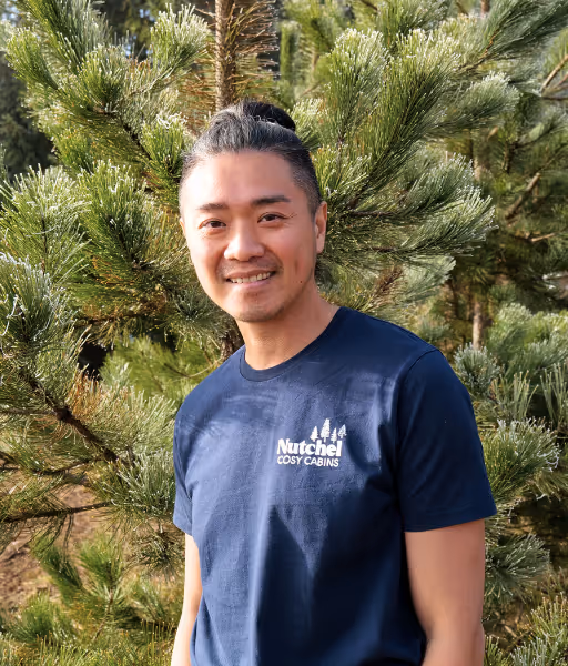 Isaac travaille comme réceptionniste au village forestier Nutchel Alsace.