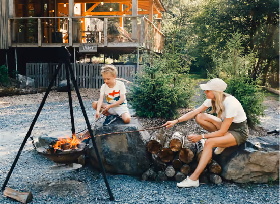 Grilling marshmallows on a campfire, a nice actity to do in the Ardennes with kids in summer