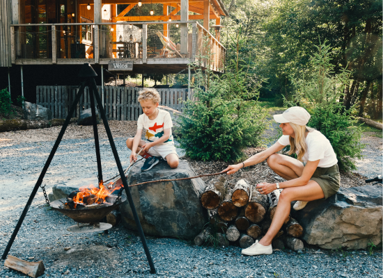 Grilling marshmallows on a campfire, a nice actity to do in the Ardennes with kids in summer