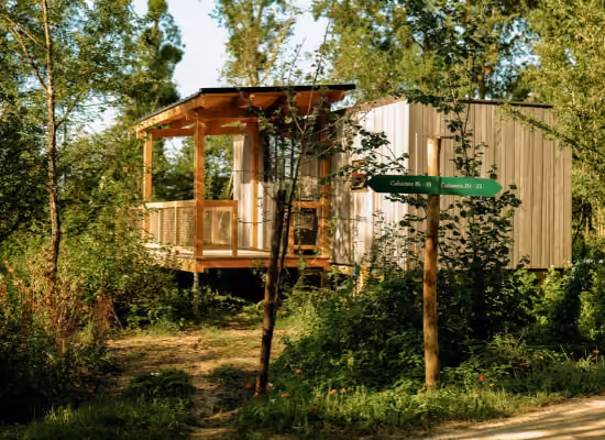 Een tiny house in de natuur, vlakbij Parijs