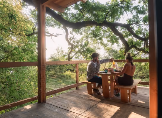 Een stel op het houten terras van een tiny house in de buurt van Parijs