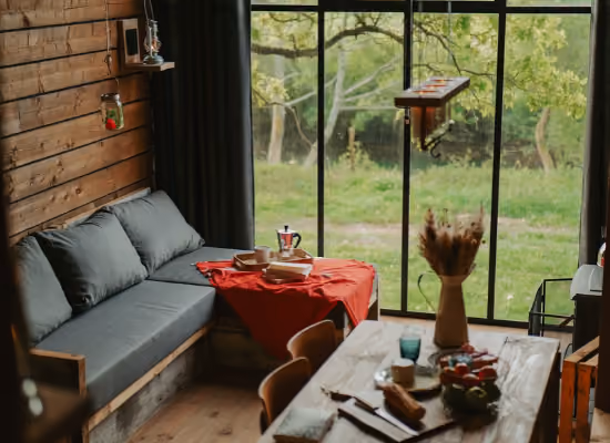 Het interieur van een tiny house voor 6 personen in de buurt van Parijs