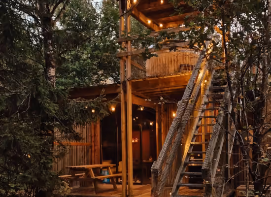 Tree Trunk Hot Tub forest cabin with jacuzzi in the Ardennes covered with snow