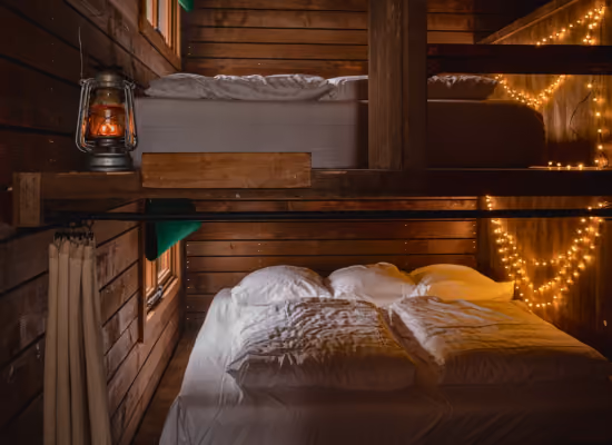 Deux grands lits dans un chalet en pleine forêt à Alsace