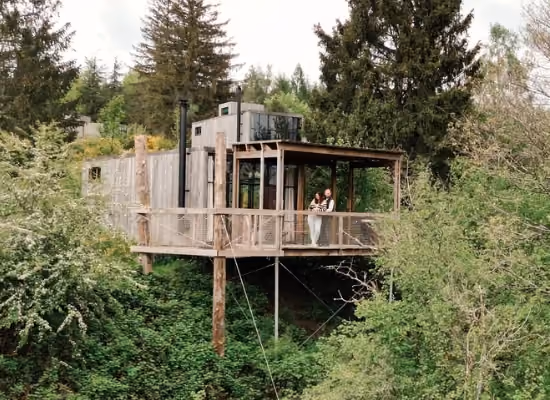 La cabane Eventail en Alsace avec une terrasse en filet