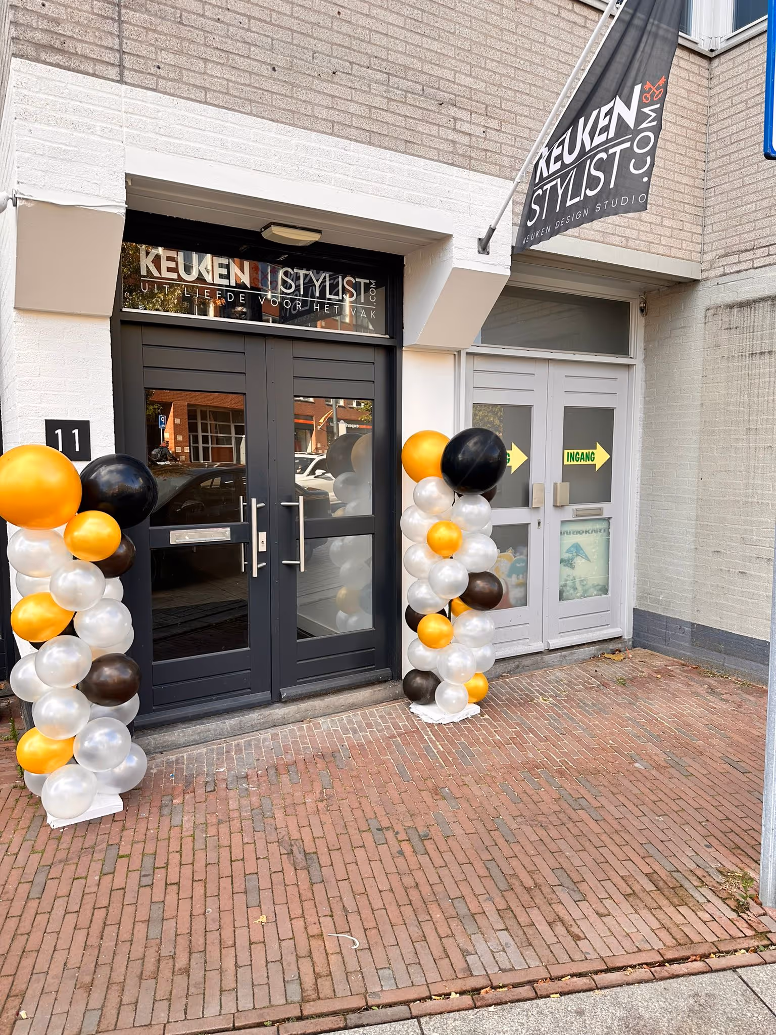 De ingang van de showroom aan de pelikaanstraat 11 te Leiden