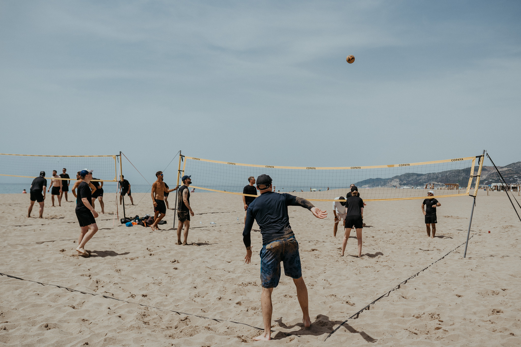 House of Test teamet spelar volleyboll på en strand i Barcelona