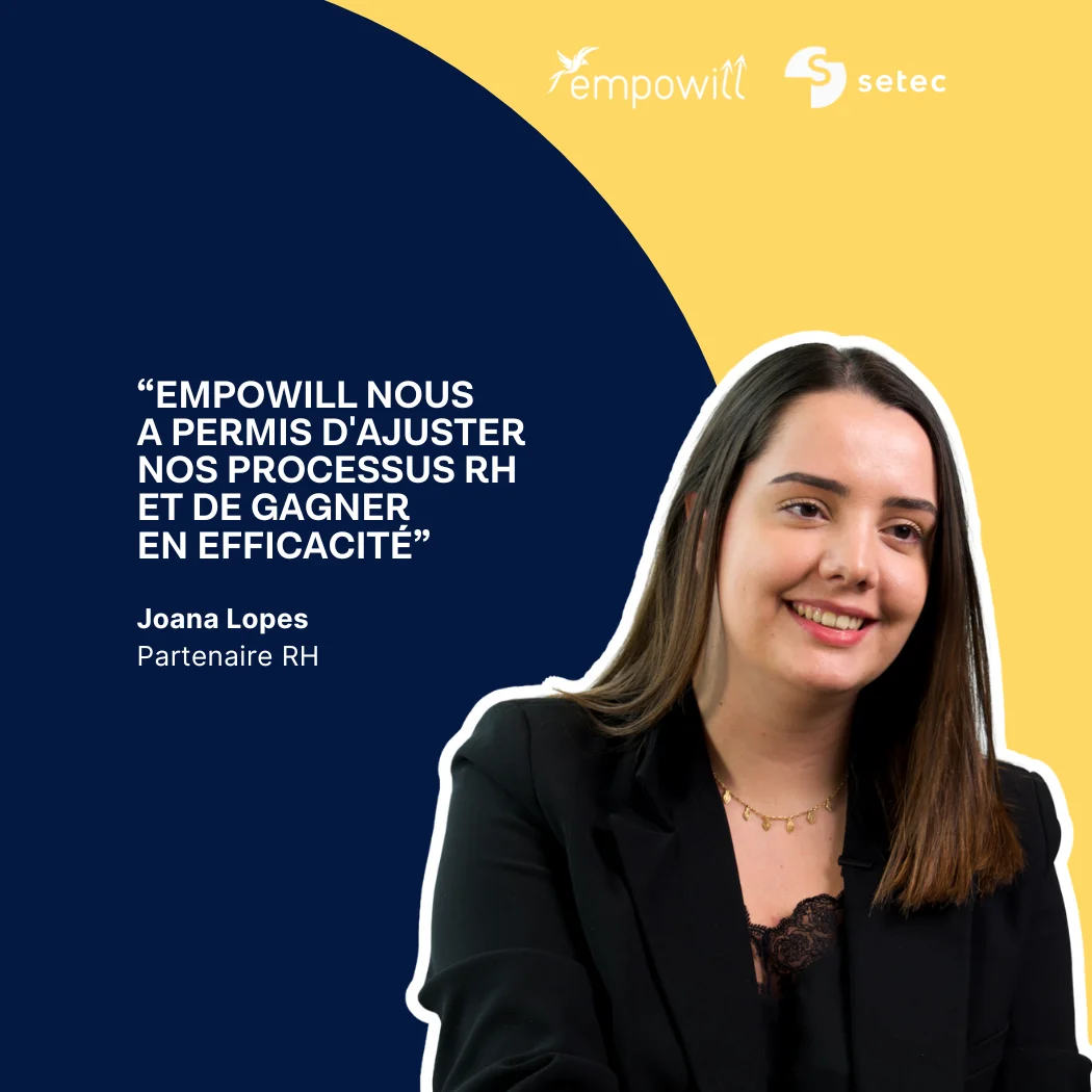 Femme qui parle assise sur une chaise