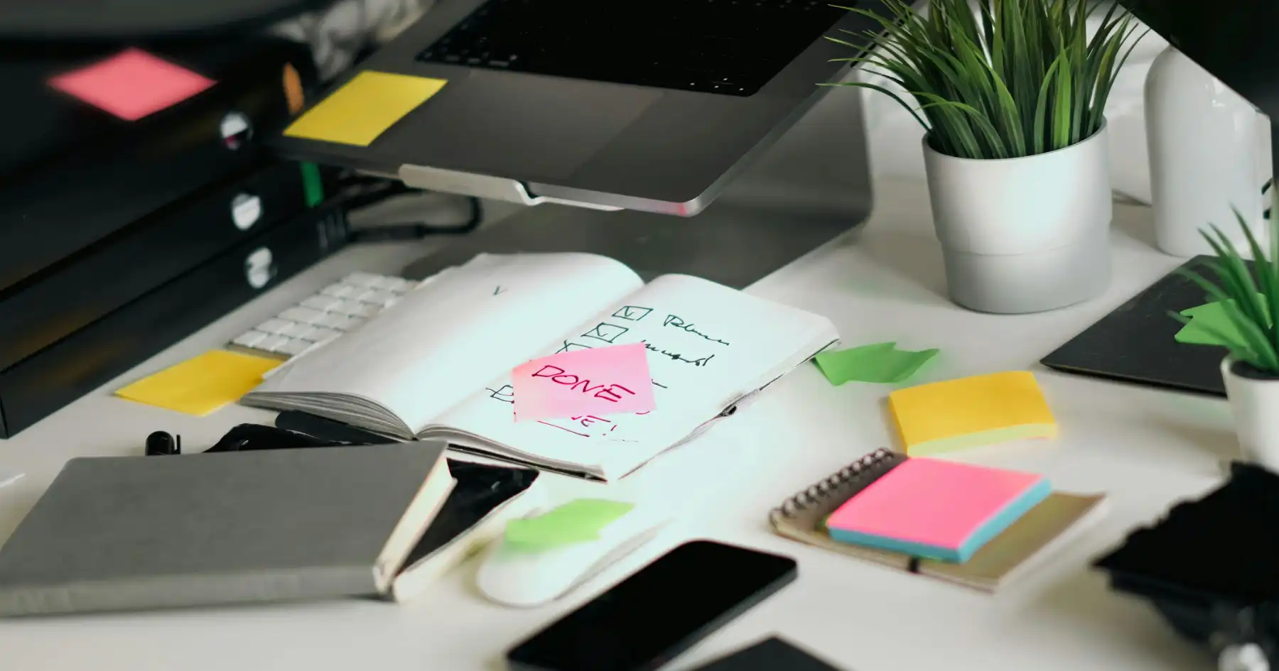 Bureau avec post-it et carnet