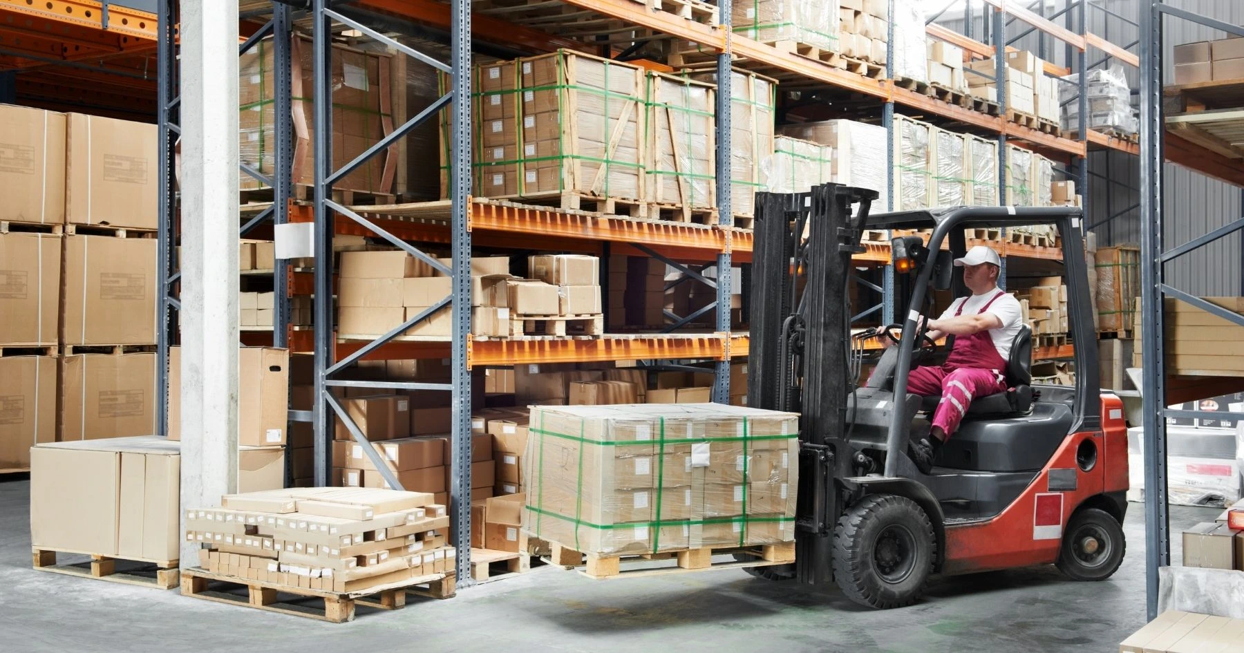 conduite d'un chariot élévateur dans un entrepot logistique