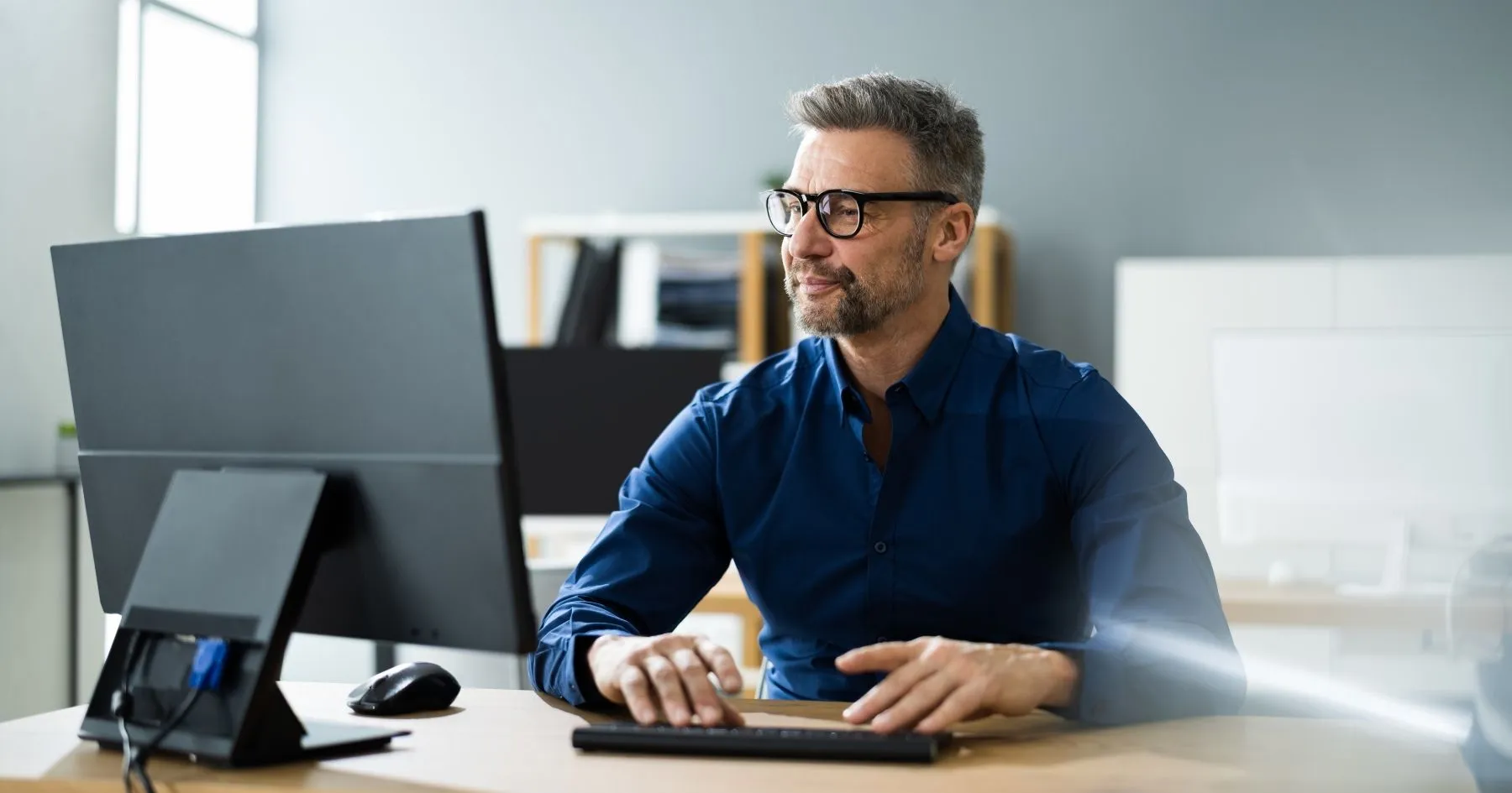 RH de PME sur son ordinateur