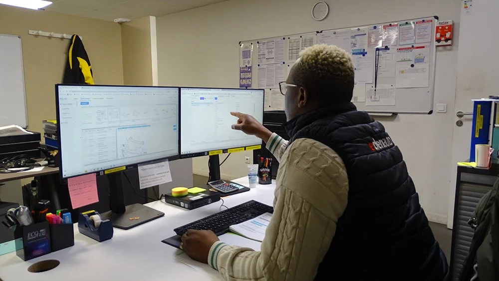 collaboratrice eden auto qui travaille sur un ordinateur