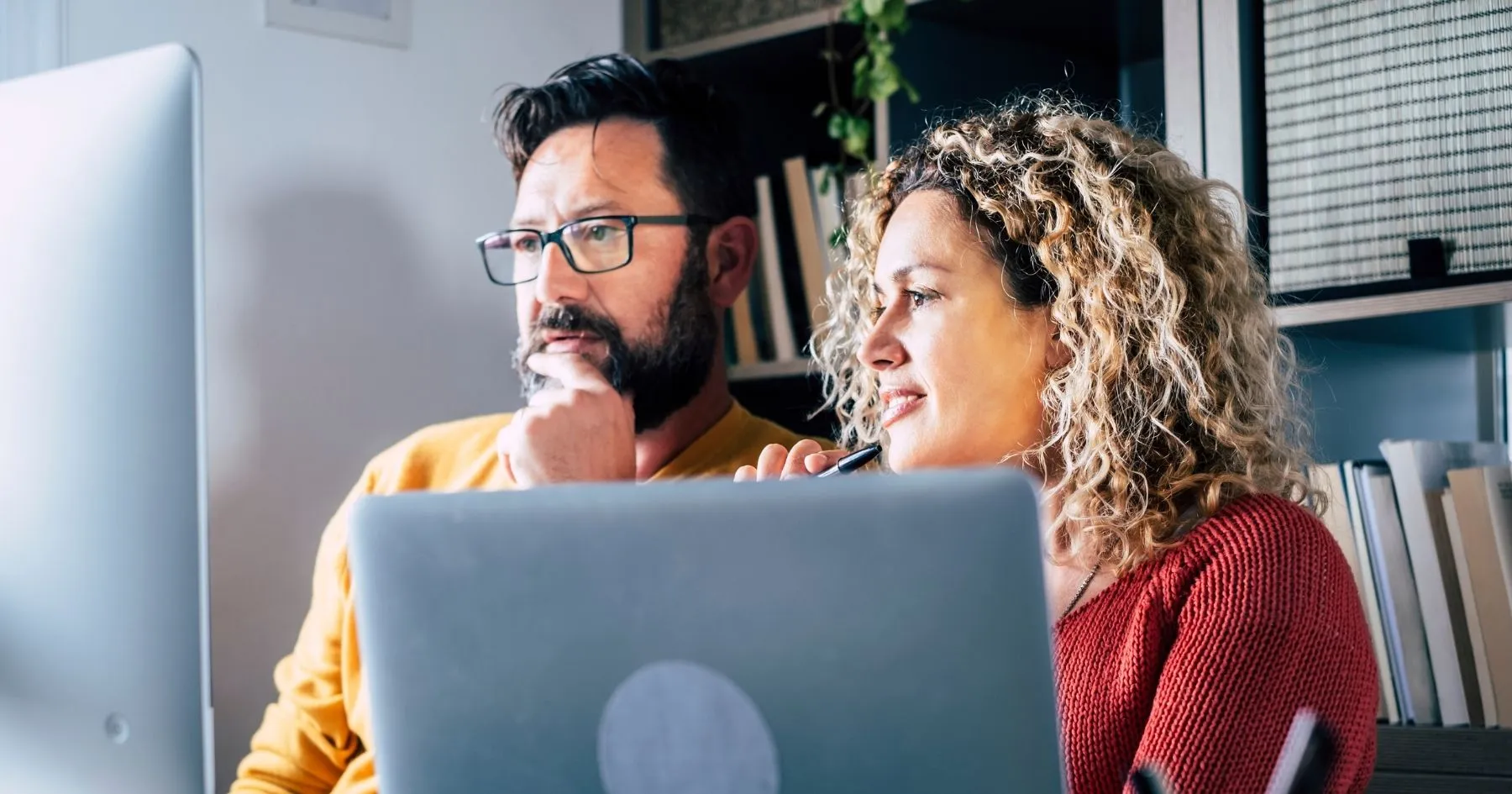 rh qui regardent un ordinateur