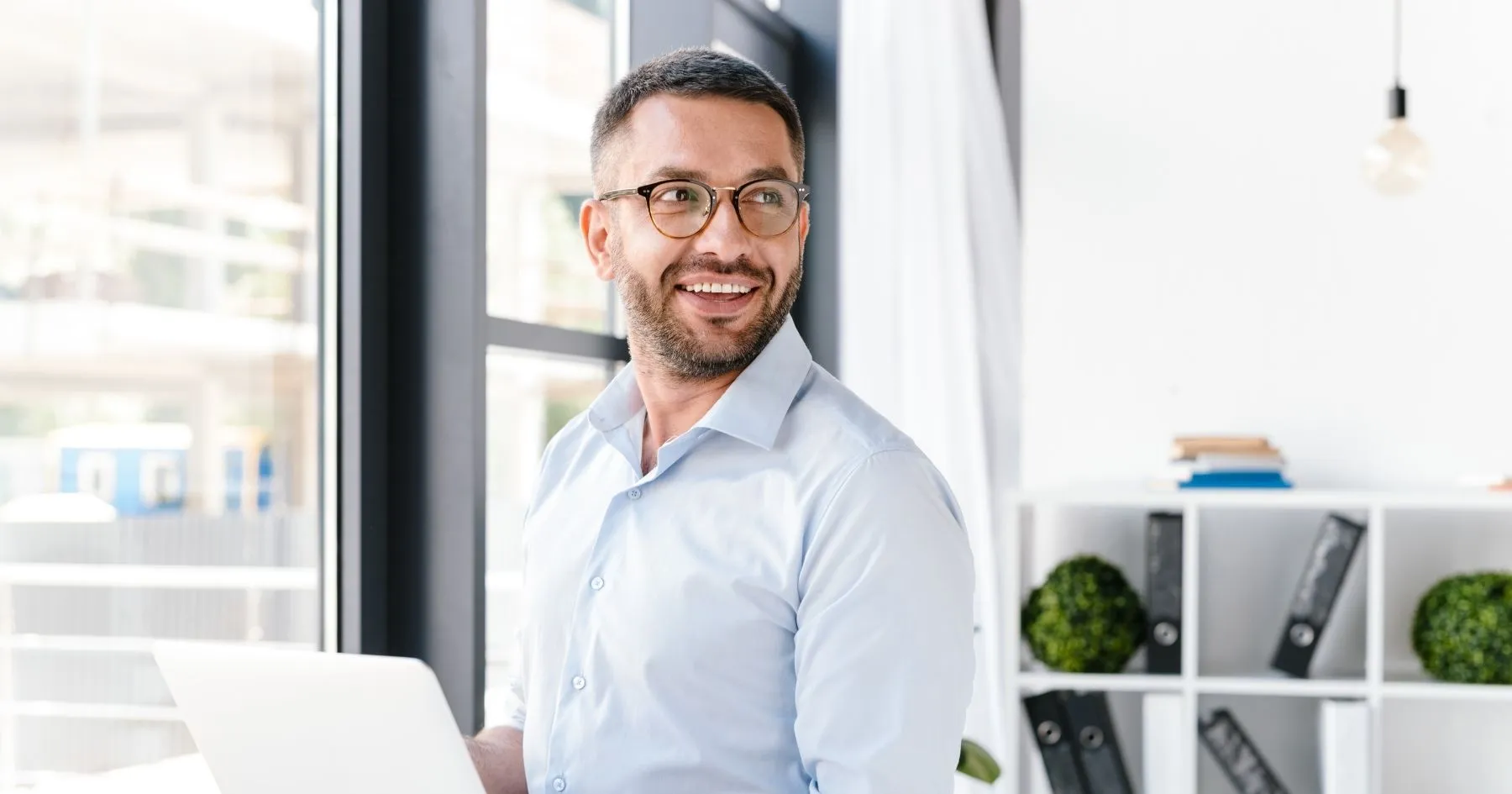 homme qui construit un référentiel de compétences digital