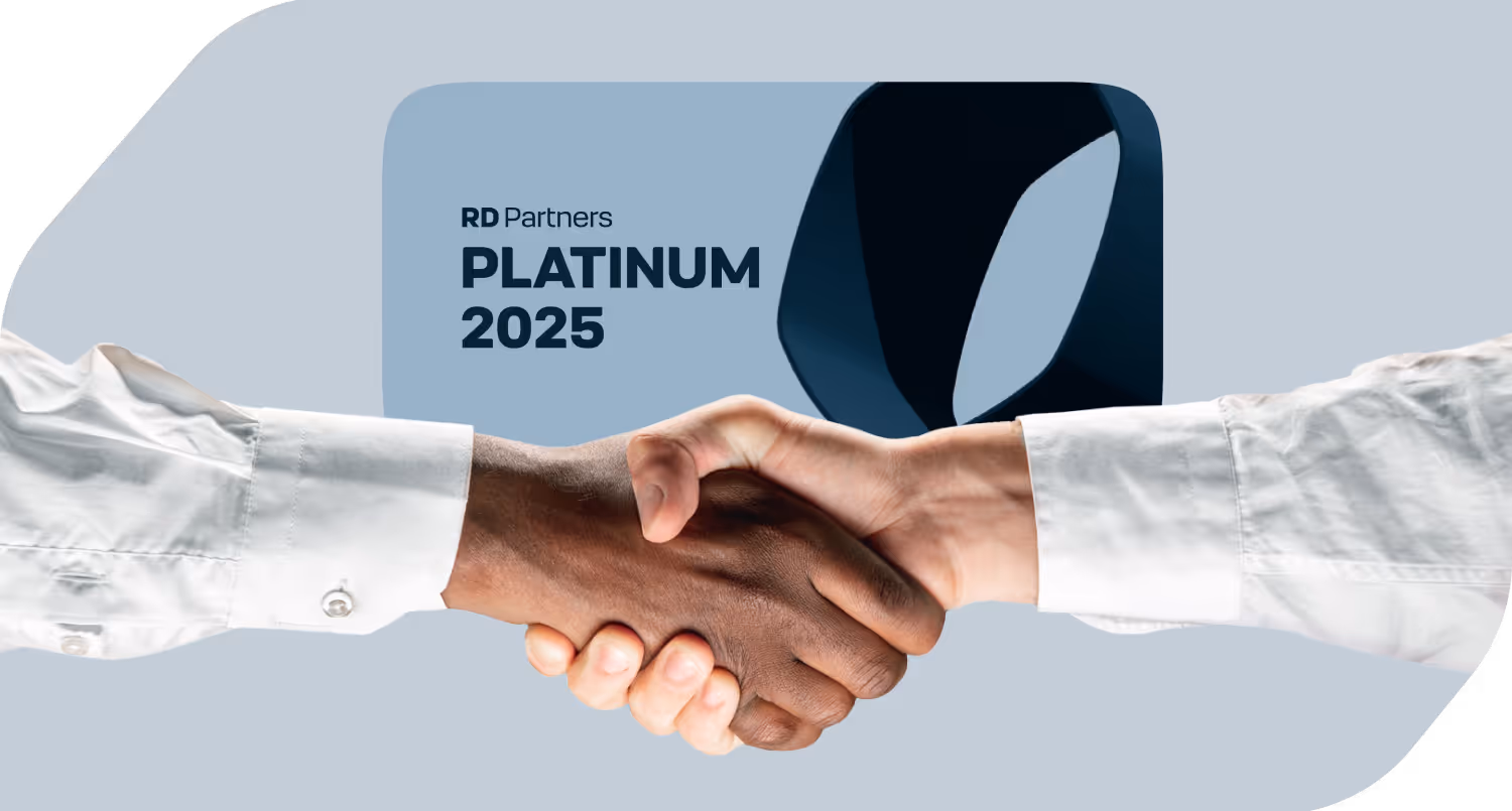 Aperto de mão entre duas pessoas. Ao fundo, selo da RD Station Partners, na categoria Platinum, obtido em 2025.