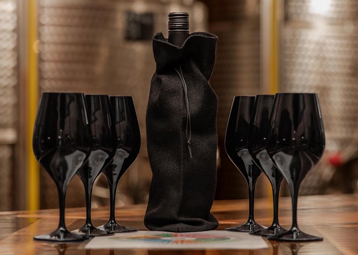 Dégustation des vins avec verres noirs