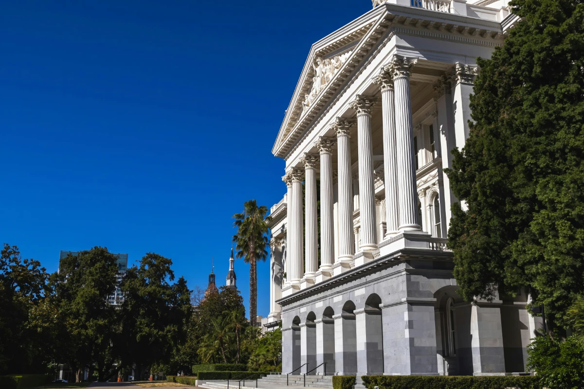 Image of a courthouse in California