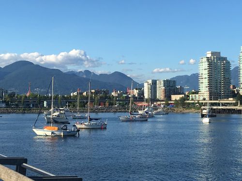 廊下を歩いている高校生たち