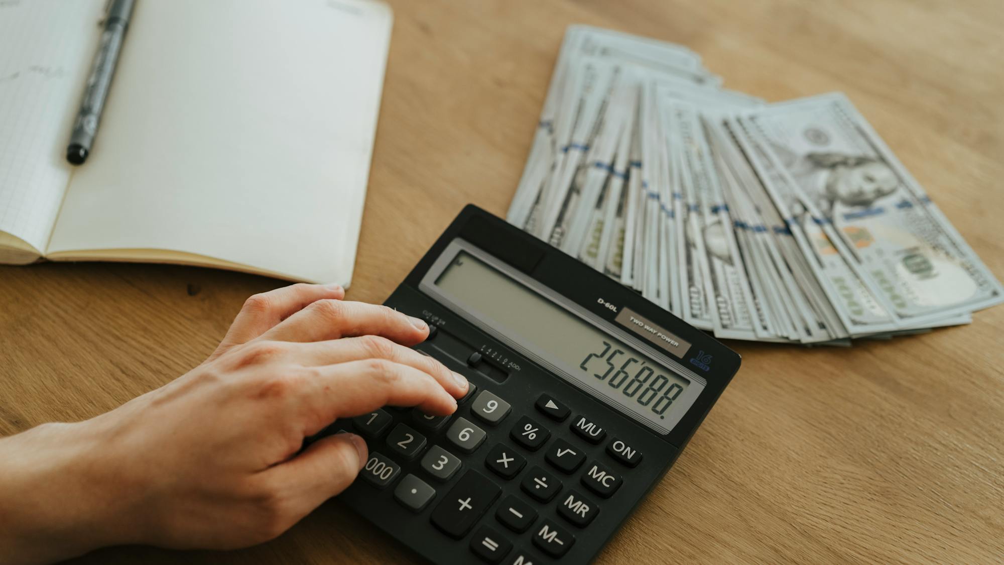 El hecho de que el gas sea deducible de impuestos significa que puedes restar los gastos de combustible de los ingresos comerciales.