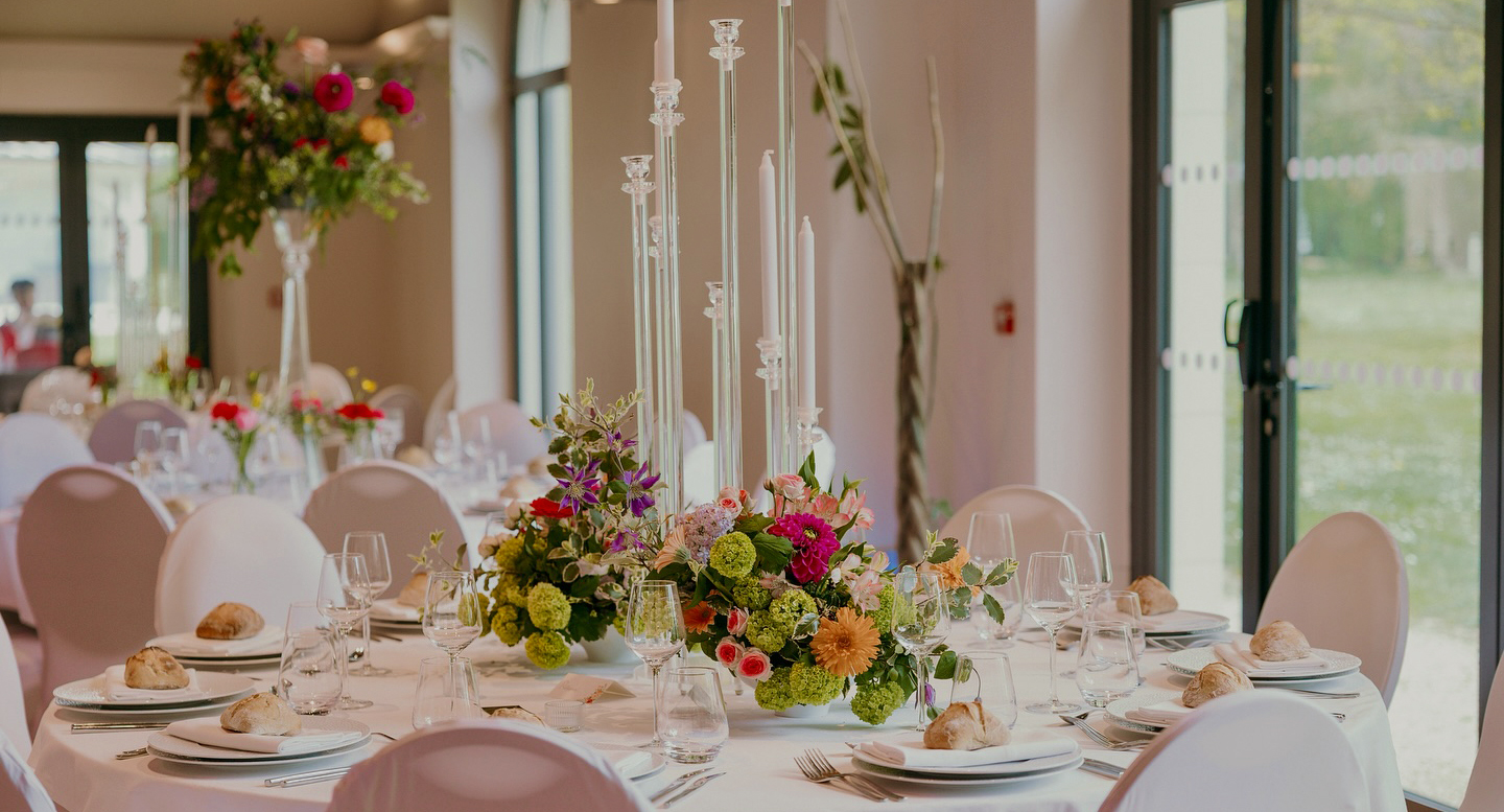Décoration florale de la salle de mariage